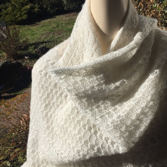 Accessory St. shawl style luminous on white - Picture 2 of 8